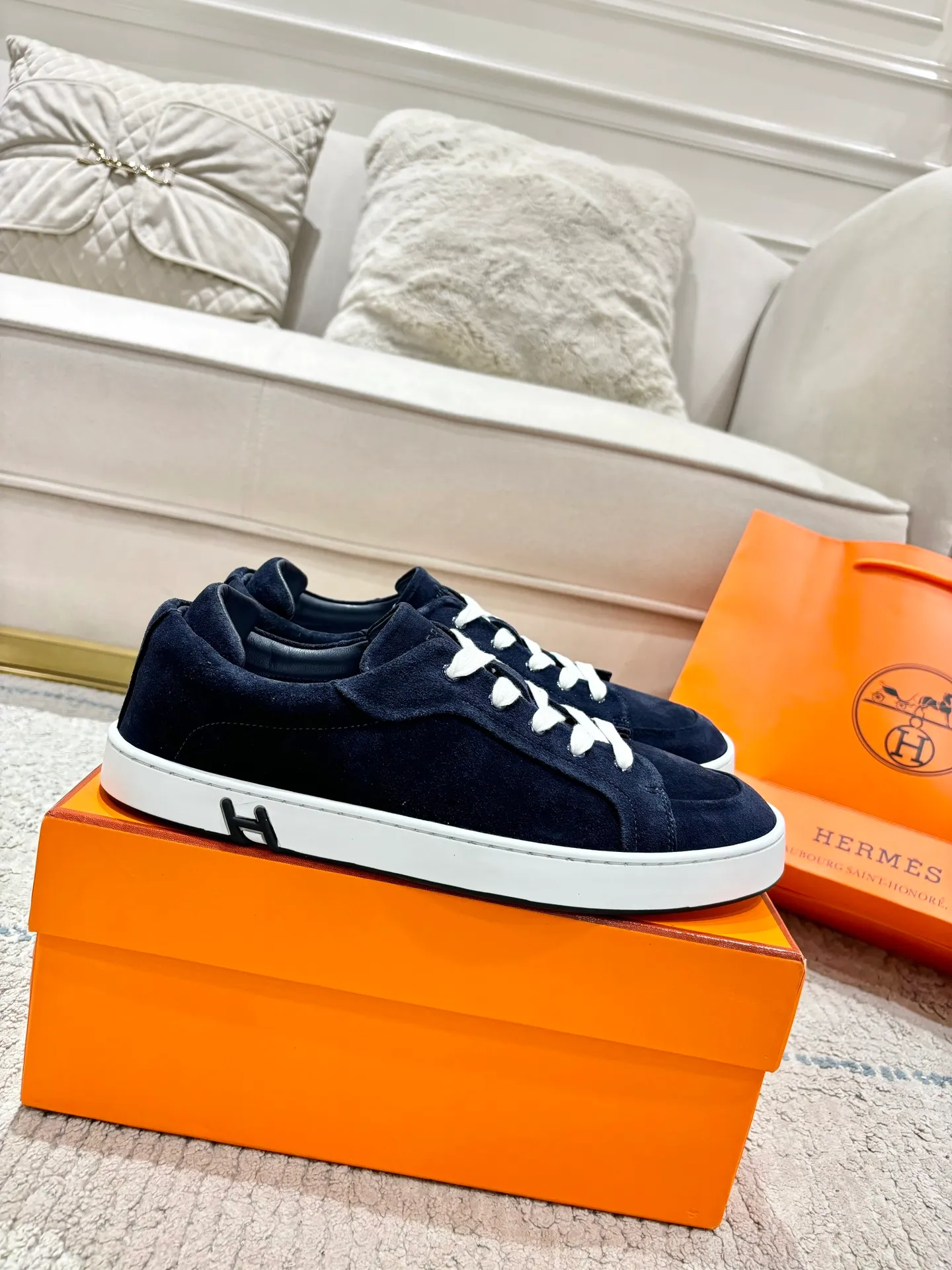 👟👟Ex-factory price 640👟👟 Men's model ➕10 Hermes·Hermès 2025ss new Lucky series men's leather loafers casual sports shoes for women Top version 🔝Original purchase, development and production👍🏻 This Hermès sports shoe is made of calfskin and suede goatskin, with iconic "H" details on the side, creating a dynamic and fashionable style. 💘 💜Material: original imported first-layer cowhide 💛Inner lining: original customized soft sheepskin 💚Sole: original molded non-slip TPU outsole ❤️Sole thickness: about 2.5cm 🤍Number of yards: 35-45👣 (40 for women and 45 for men, custom-made and non-refundable